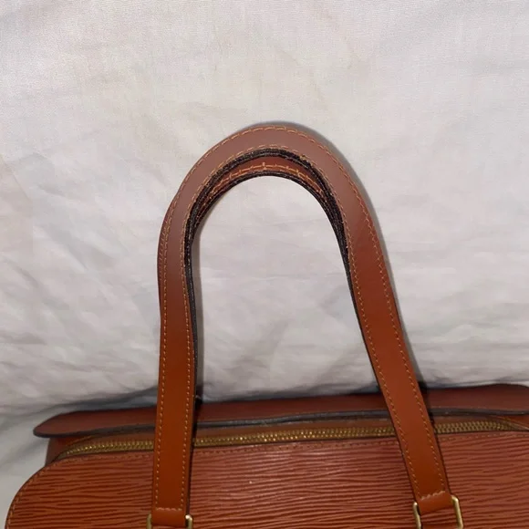 Louis Vuitton Cognac Leather Shoulder Bag with Barrel Design - Picture 5 of 16